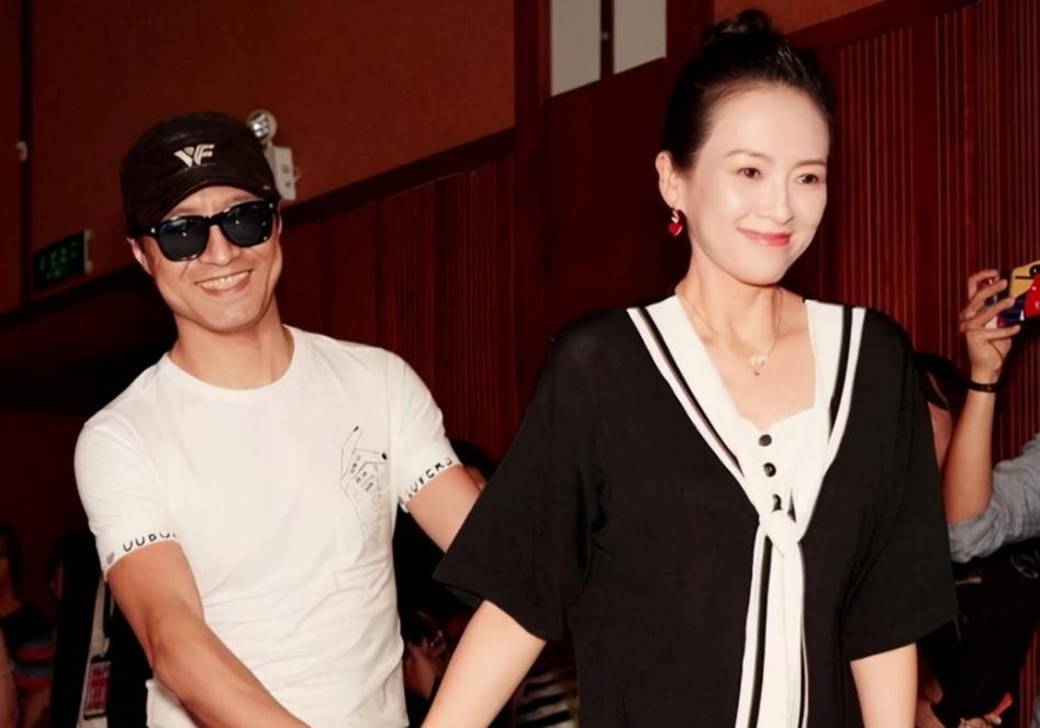 二人离婚后汪峰新欢陈露而章子怡把小苹果送出国接回醒醒