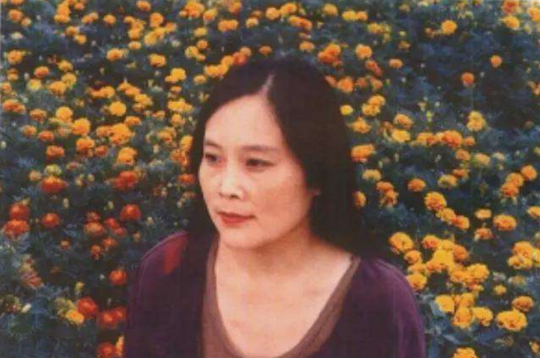 肖华流下了幸福的泪水,张艺谋握着肖华的手,动情地许诺道,"我这一辈子