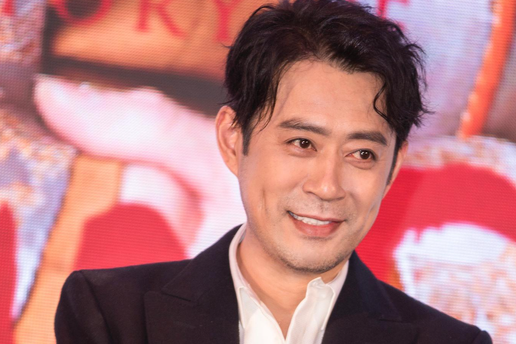 为了不让别人小看自己,他就又编了四五部参演作品,"伪造"了一份简历.