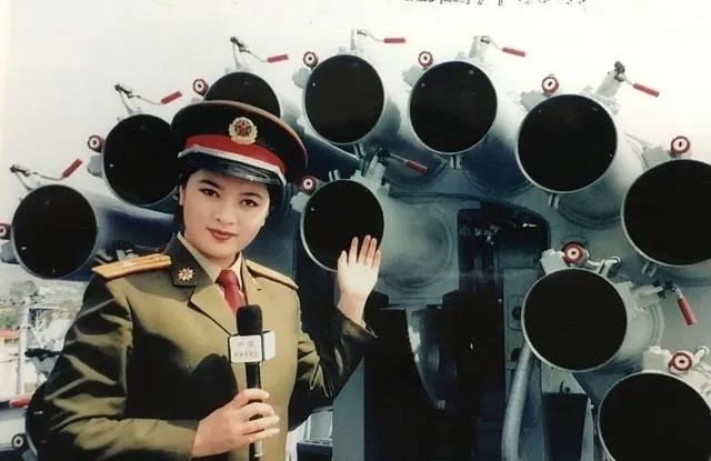 央视主持人张莉:曾是无数军迷心中的女神,与丈夫相识15天闪婚,如今