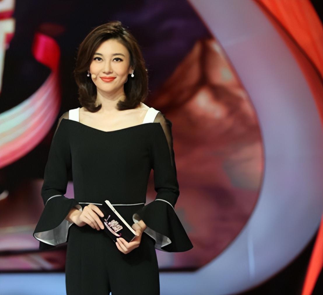 如今这位"央视名嘴",已经45岁,她主持《海峡两岸》这档节目也已经有整