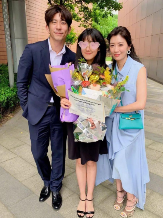 孙志浩和妻子林若亚带着女儿一起拍了照片,庆祝生日,贾静雯也在网上