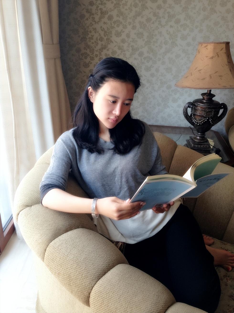 然而仅仅过了三个月,张纪中就和小31岁的杜星霖领证登记结婚.