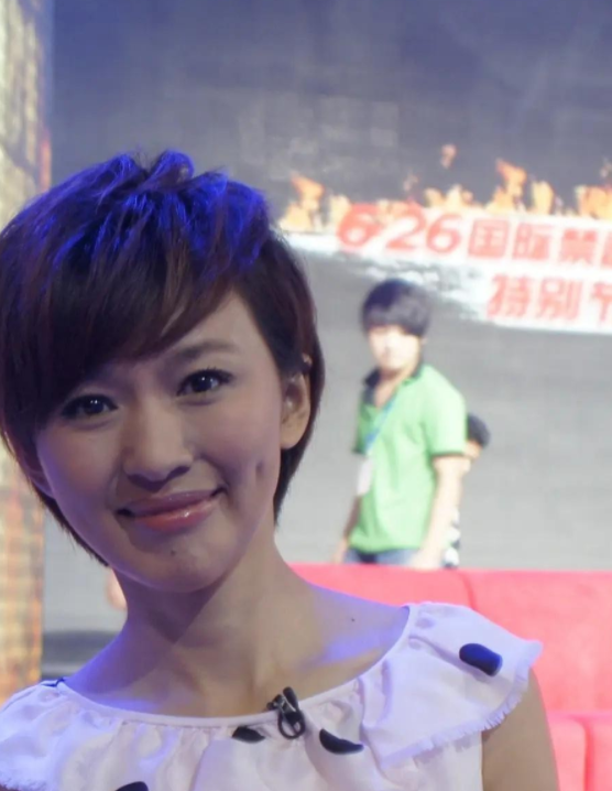 她赶回家照顾母亲,看着母亲做完手术,抑制了肿瘤,她的心才放了下来.