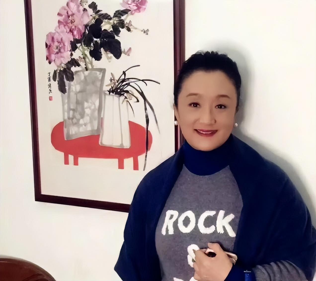 回顾杨昆:别墅被拍卖,退休金2500,59岁无儿无女为夫还债,现怎样?