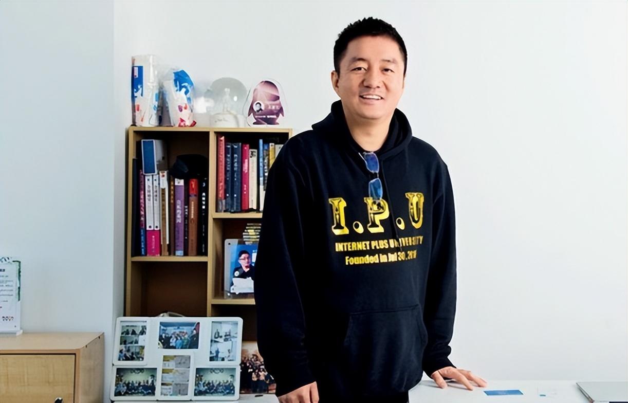 2007年,王兴又发邮件给王慧文,喊着要创业,但当时的王慧文还没玩够呢