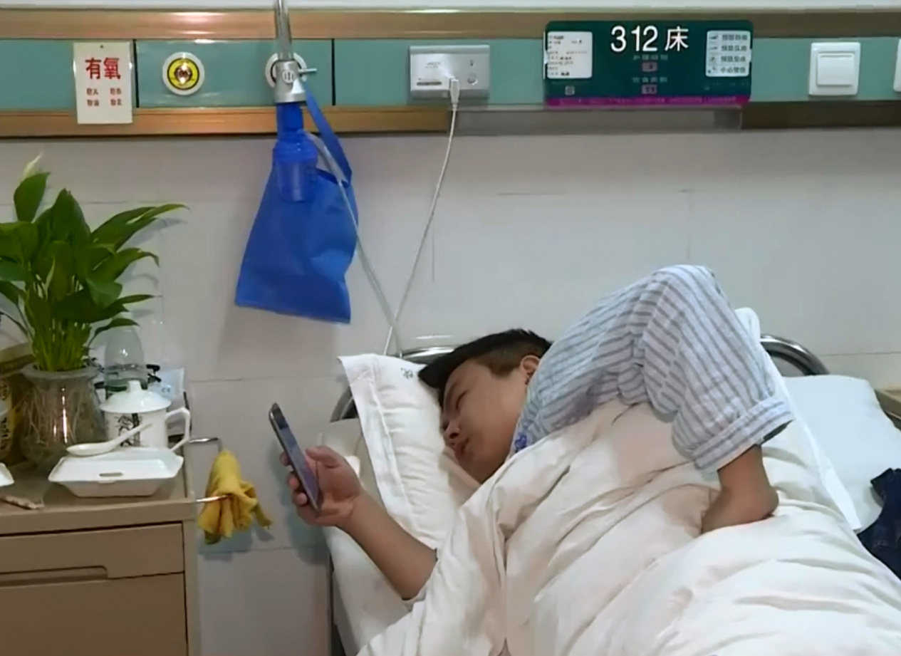 回顾小伙患上绝症父母4小时内相继自杀1个月后他也走了