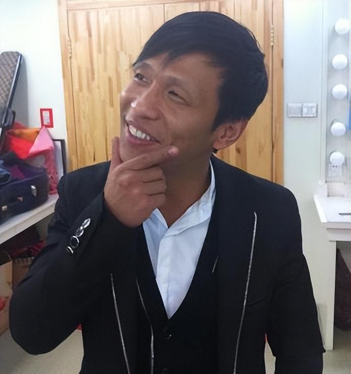 一般都是女演员扮作小旦,男演员担任丑角,以"扮丑"的方式吸引观众的笑