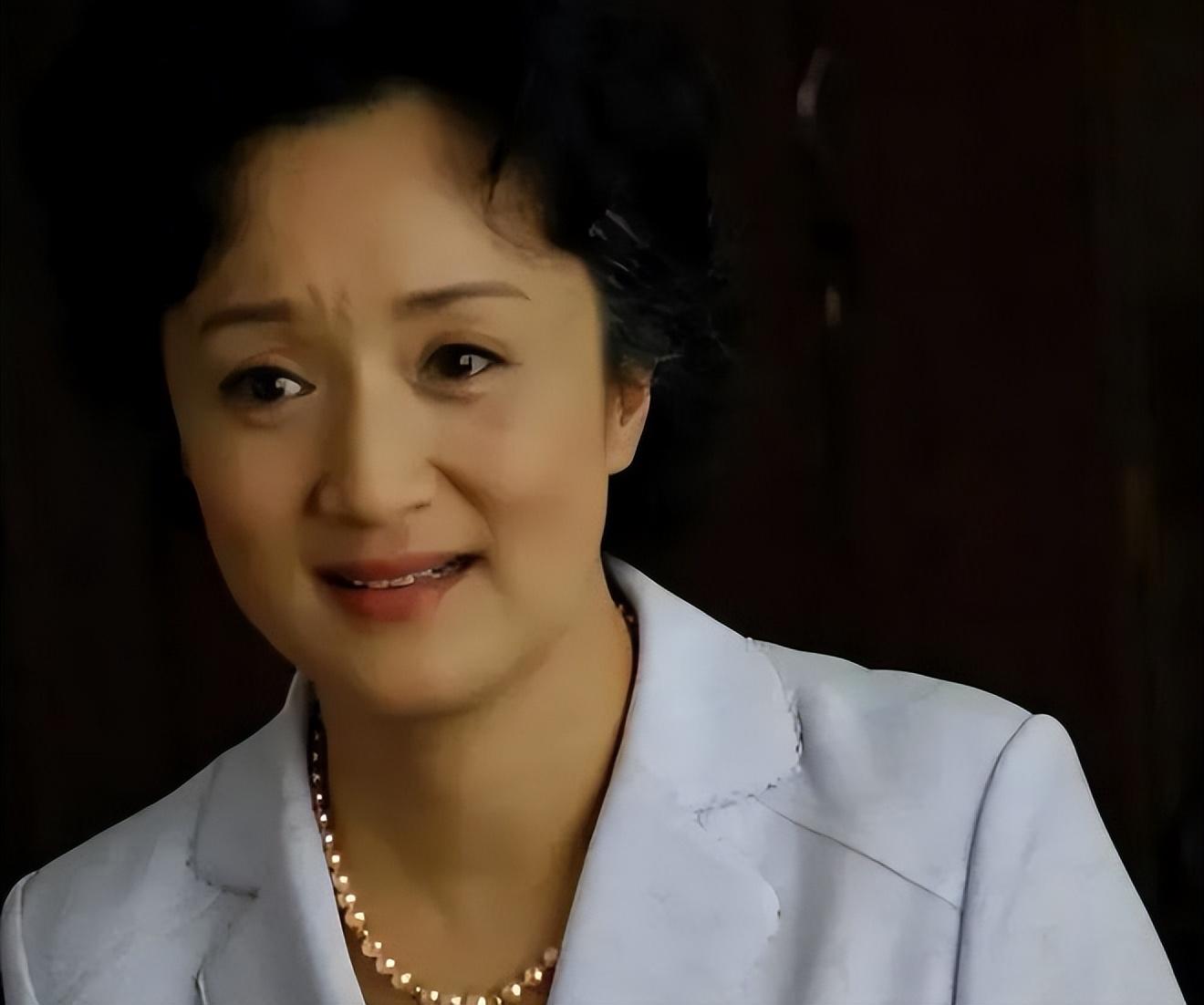 回顾杨昆:别墅被拍卖,退休金2500,59岁无儿无女为夫还债,现怎样?