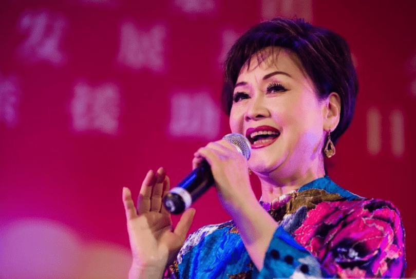 肖卓能很尊重李谷一的事业.《难忘今宵》的歌声伴着新年的钟声响起.