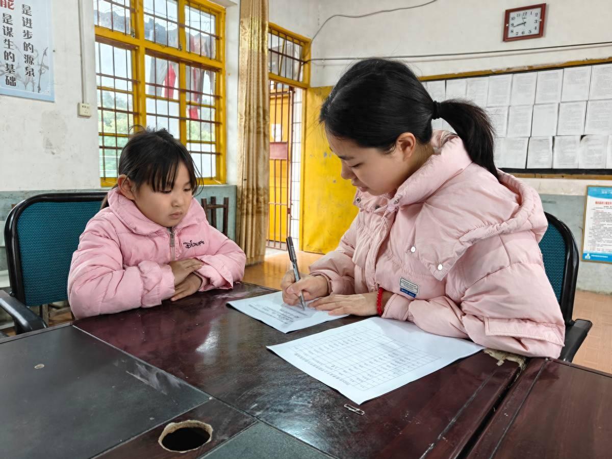 隆回县岩口镇龙丰小学开展女教师与女学生谈心谈话活动