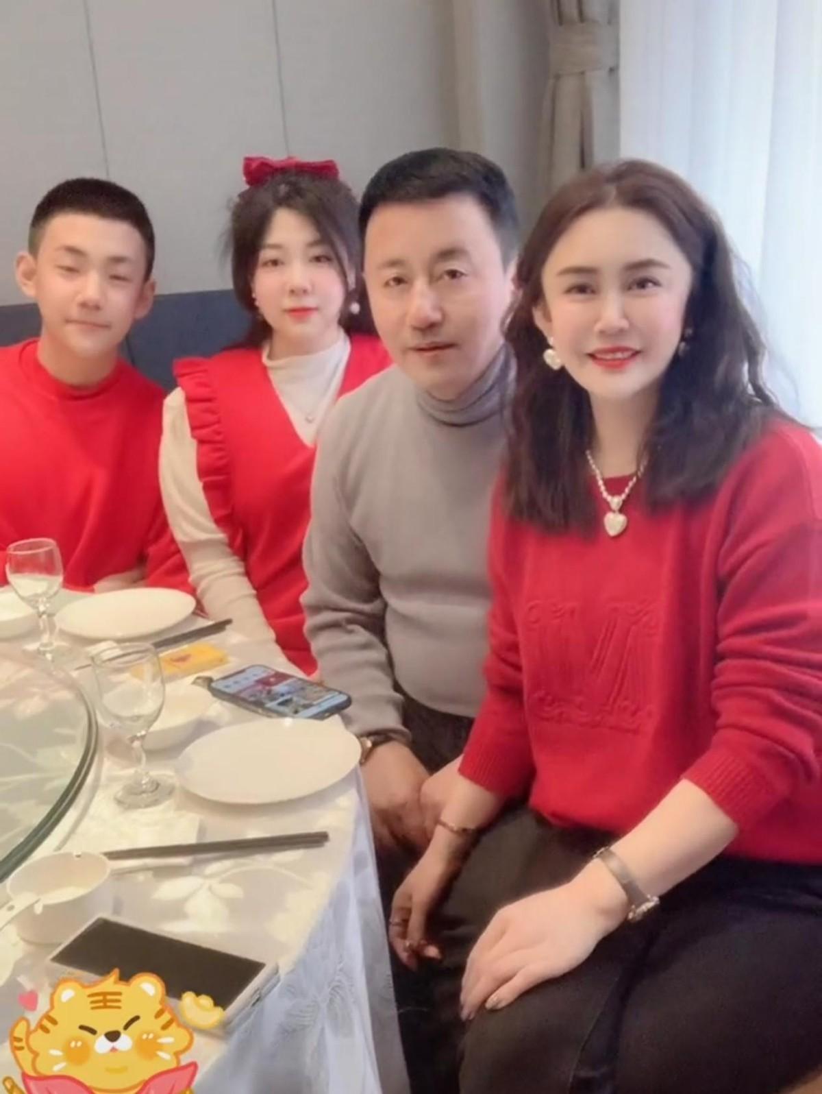 回顾王小宝与前妻离婚娶小19岁的吴琼今57岁一儿一女乐开怀