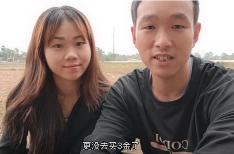 小黄自小就生活在安徽农村,他的父母是土生土长的农民,父母本就没有