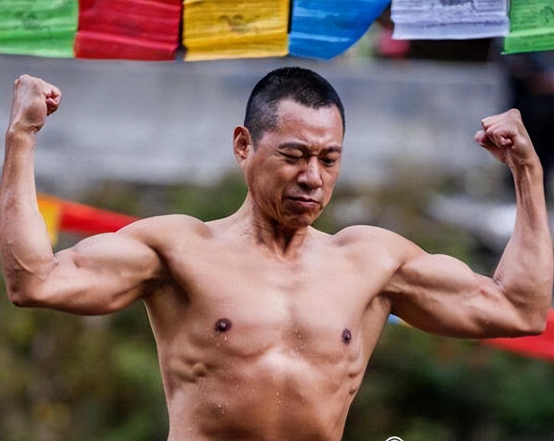 回顾张丰毅二婚娶小12岁霍凡结婚28年没有孩子他过得幸福吗