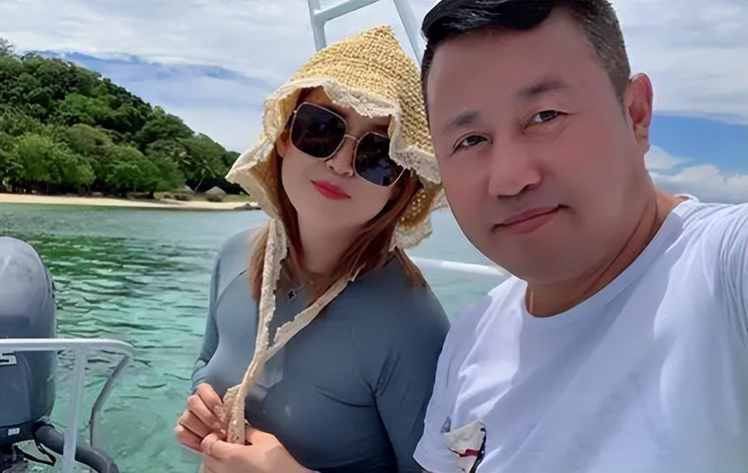 回顾王小宝与前妻离婚娶小19岁的吴琼今57岁一儿一女乐开怀