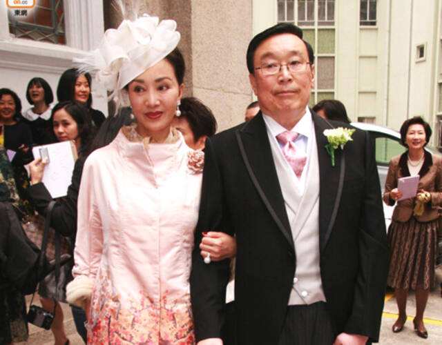 回顾何莉莉隐忍43年独得70亿家产只要不松口没人取代我的位置