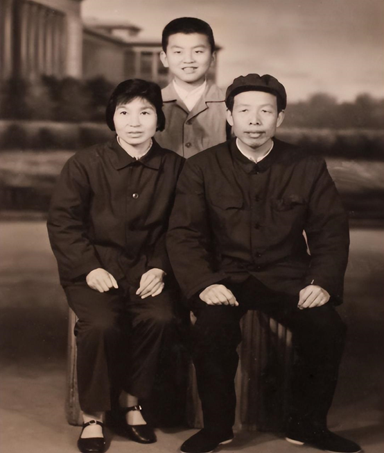 回顾央视主持人张泽群55岁老来得子乐开怀妻子身份却至今成谜