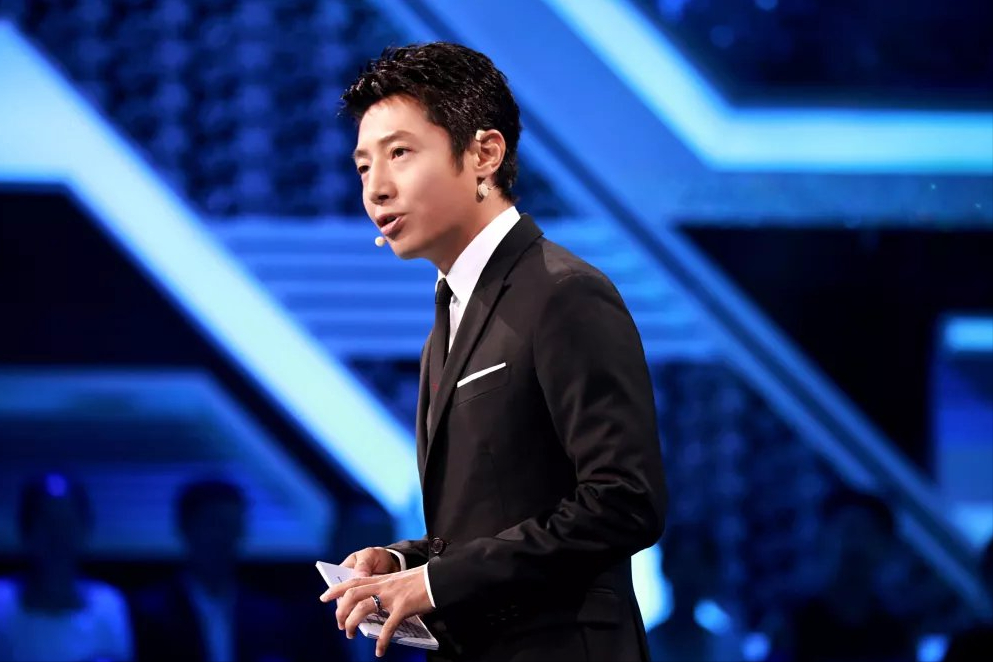 回顾撒贝宁独自带龙凤胎出行被背囊压的直不起腰狼狈却温暖