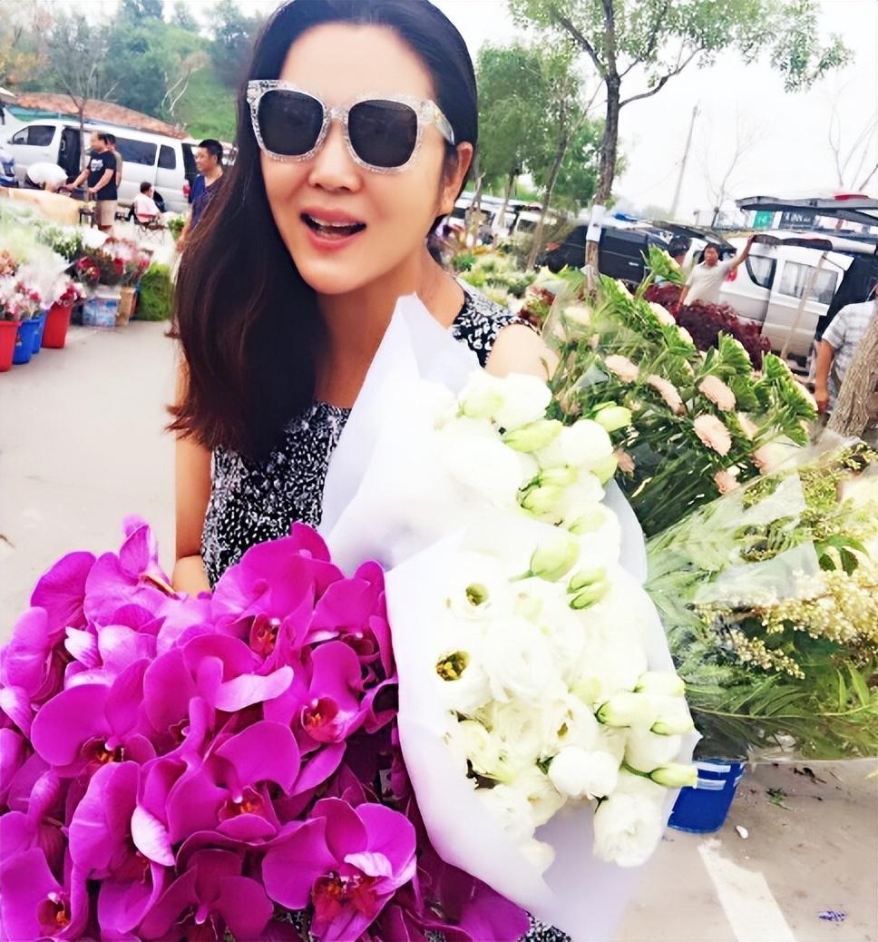 回顾王茜华分手后心有不甘千里追夫挽回爱情43岁生子怎样了