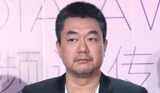 回顾董勇二婚娶小9岁女教师47岁才当爹如今一家三口其乐融融