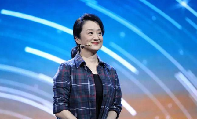 回顾杨昆:别墅被拍卖,退休金2500,59岁无儿无女为夫还债,现怎样?