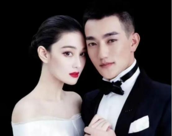 张馨予晒广东的别墅,老公抱猫出镜,37岁何捷留了长发越来越帅气