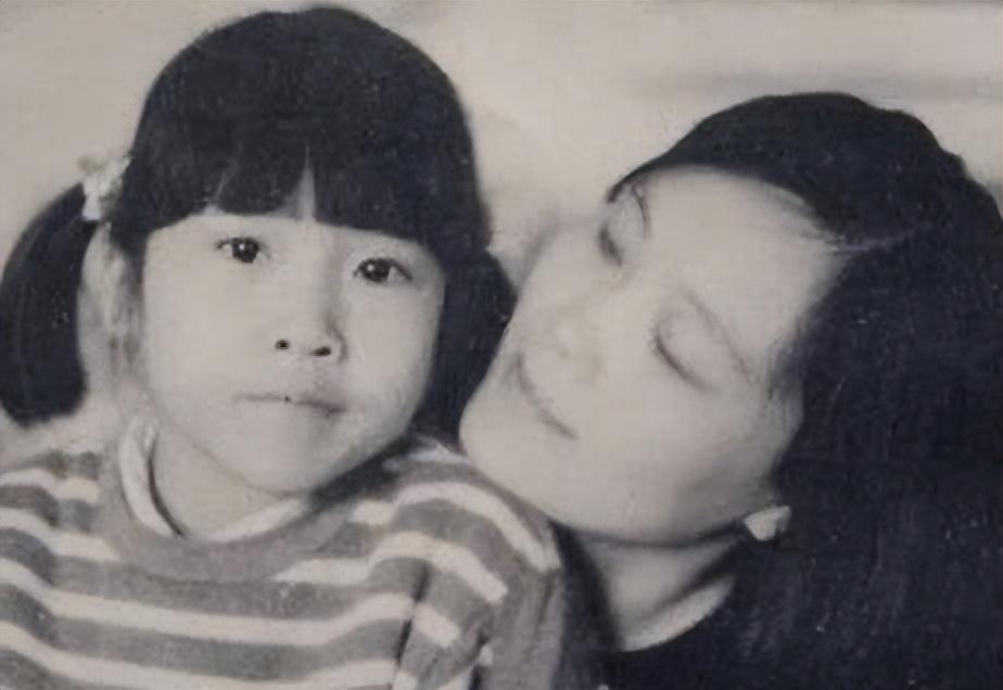 回顾张末在父母离异阴影中长大离婚时父亲张艺谋为她撑起一片天