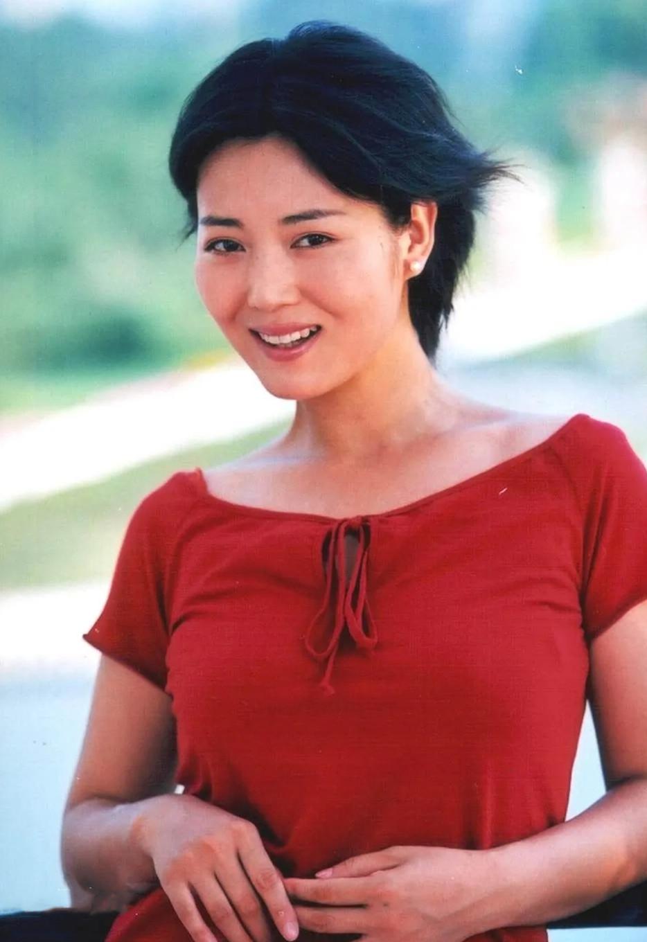 回顾王茜华分手后心有不甘千里追夫挽回爱情43岁生子怎样了