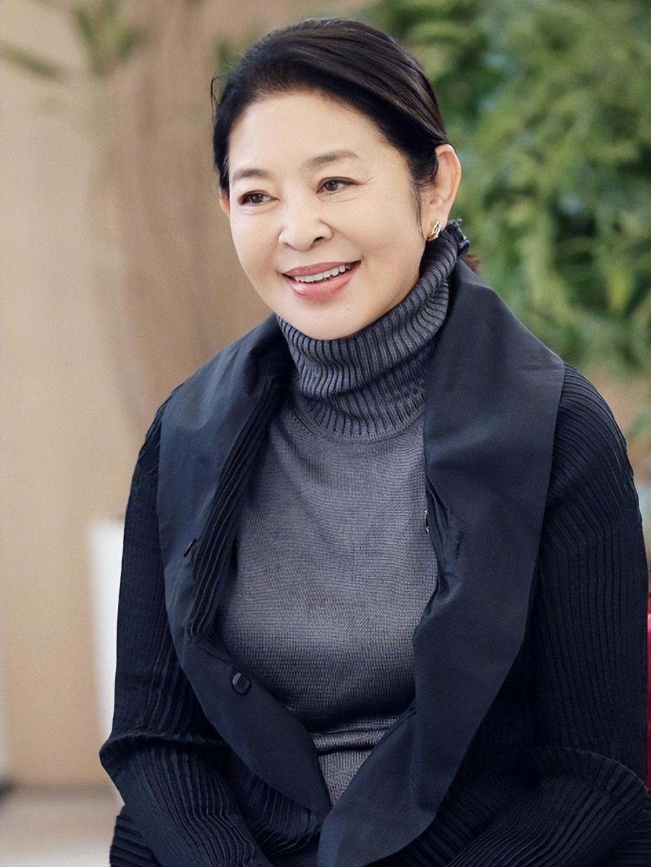 倪萍再次活跃在电视上,2021年,她参加了不少节目的主持,看着这位熟悉