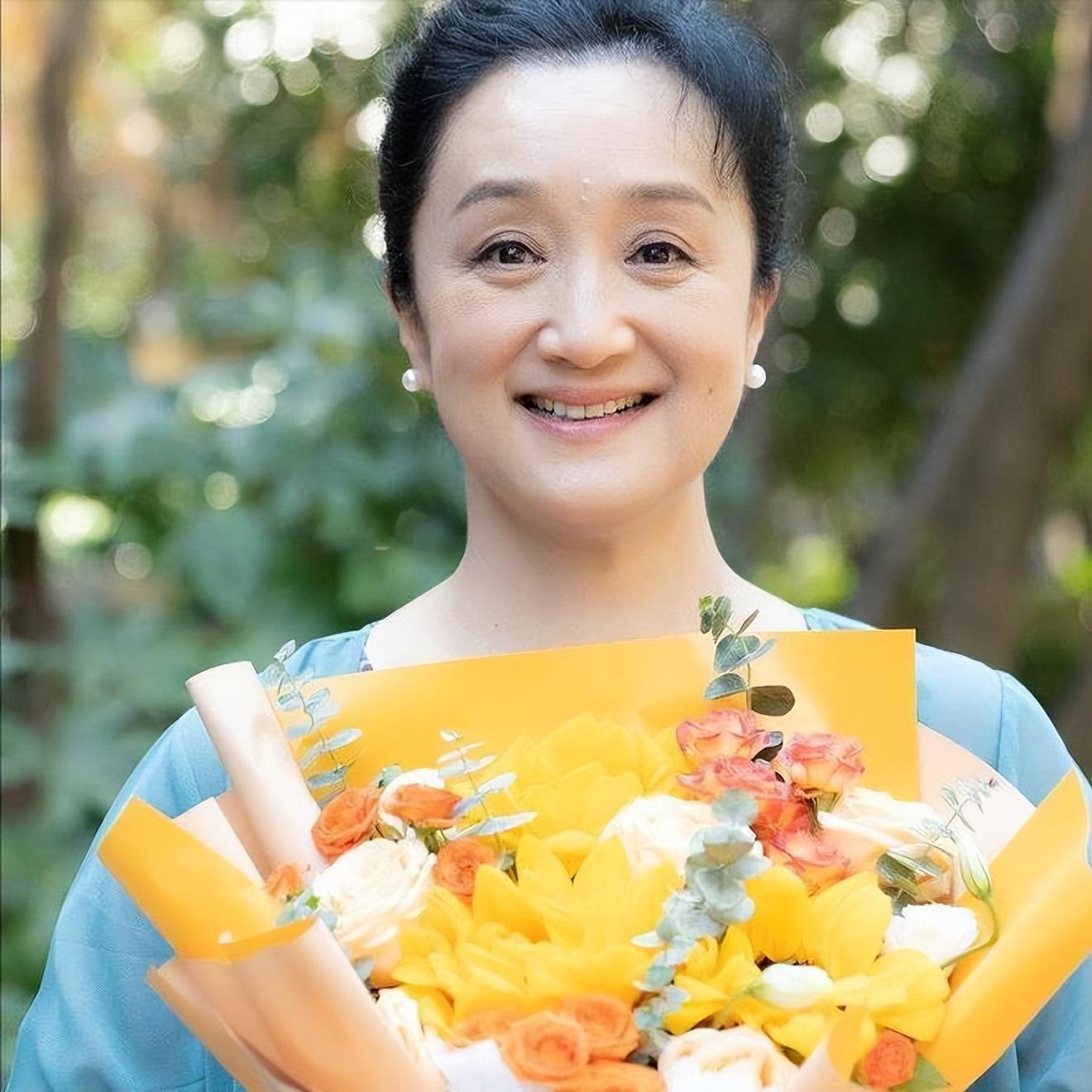 回顾杨昆:别墅被拍卖,退休金2500,59岁无儿无女为夫还债,现怎样?