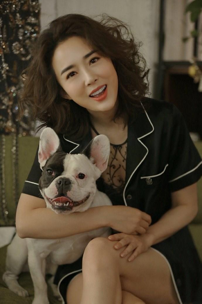 回顾美女嫦娥颜丹晨嫁小4岁同行44岁高龄产子越活越美丽