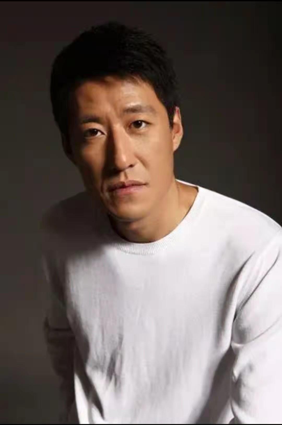 回顾于震:二婚娶小13岁娇妻,婚后连生三胎,如今一家五口其乐融融