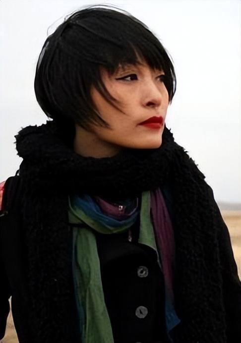 很快一个名叫岳夏的年轻女歌手被他签入麾下.