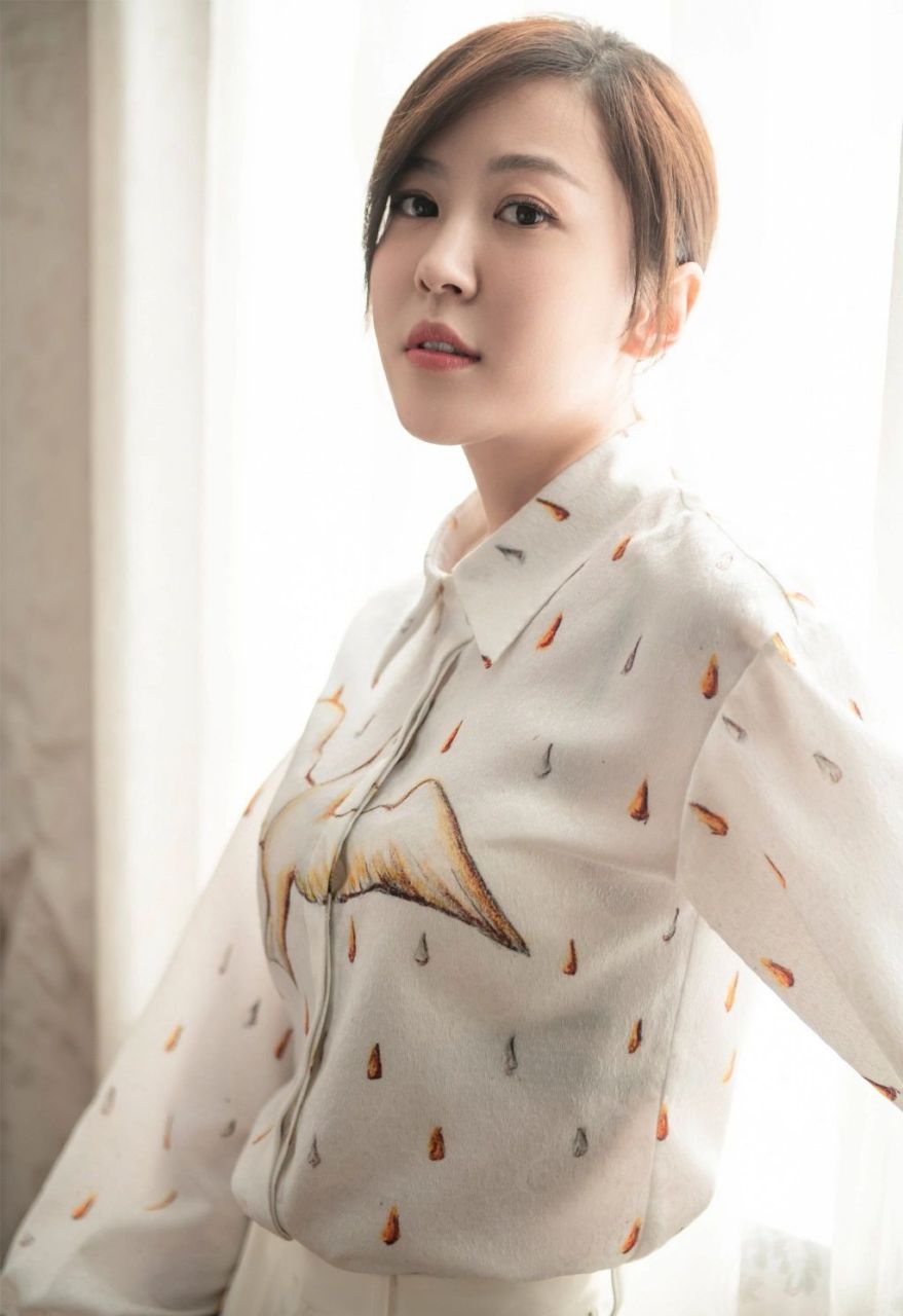 李金铭在《爱情公寓》中饰演的陈美嘉,可是当年我们心中的小可爱呢!