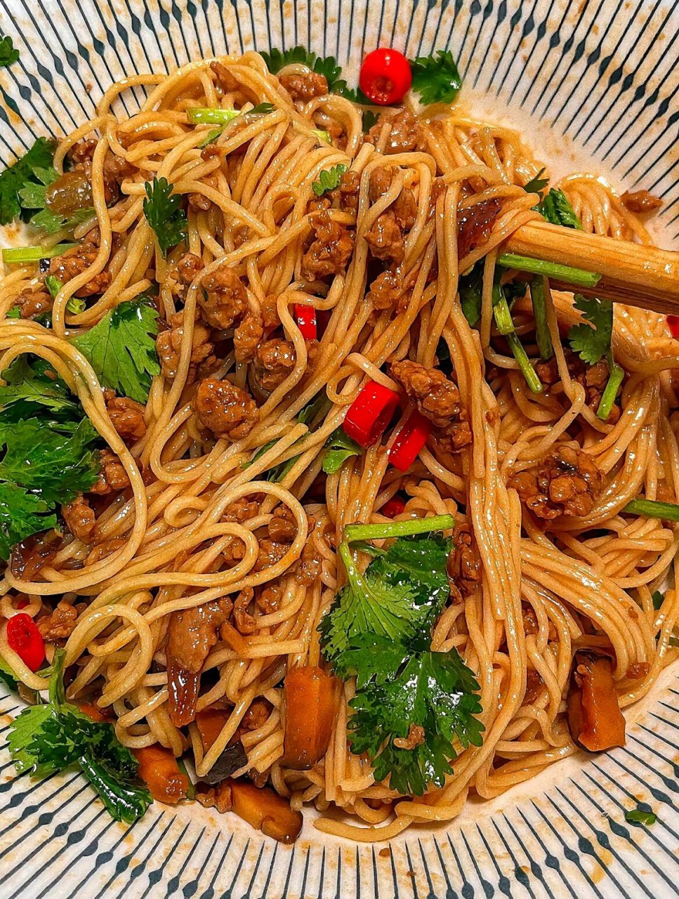 菇肉末拌面90  今天,我尝试了一道美味的香菇肉末拌面,这道面让我