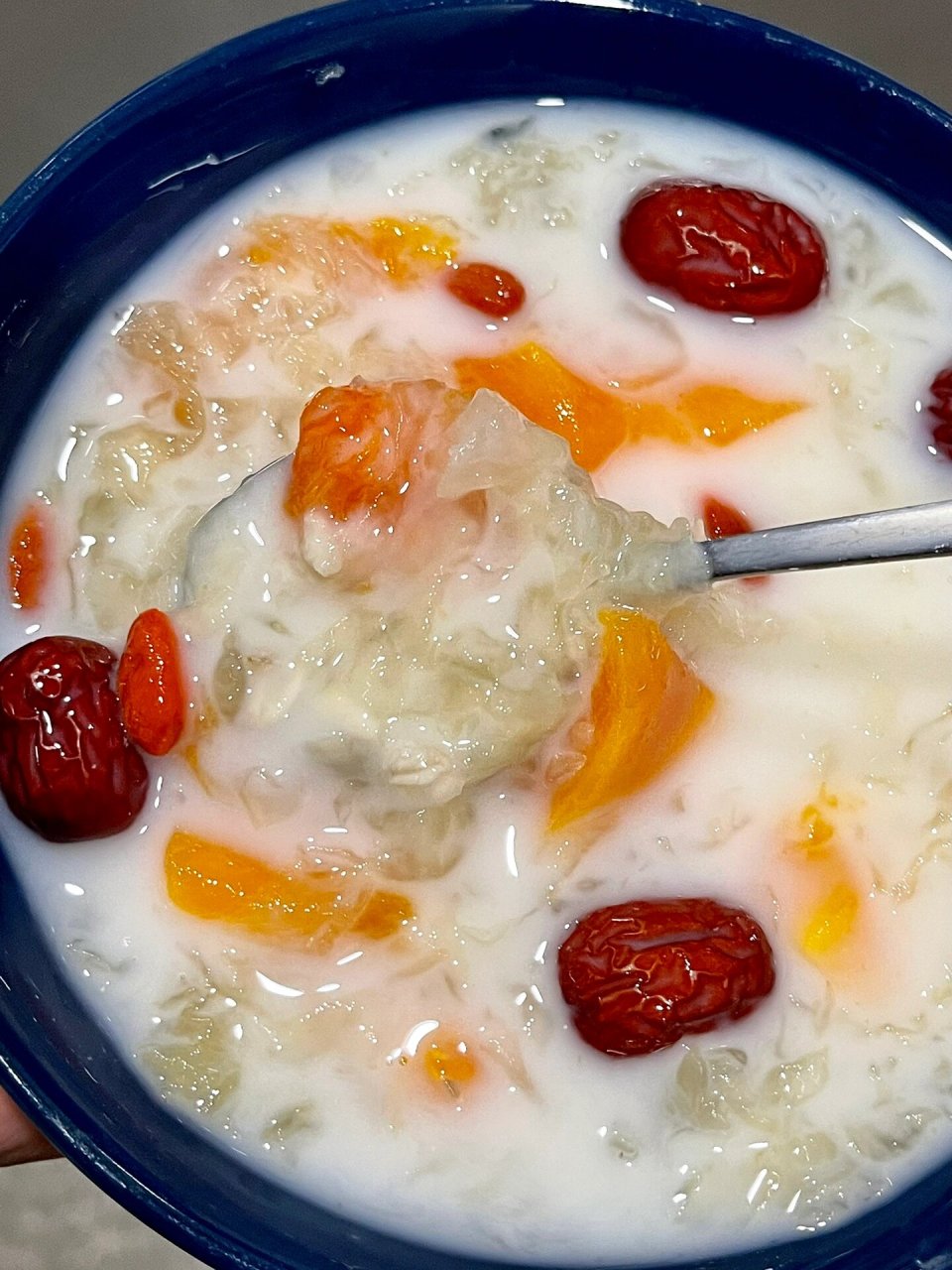 今天尝了一款超级赞的木瓜牛奶银耳羹! 啊,真的是太好喝了!