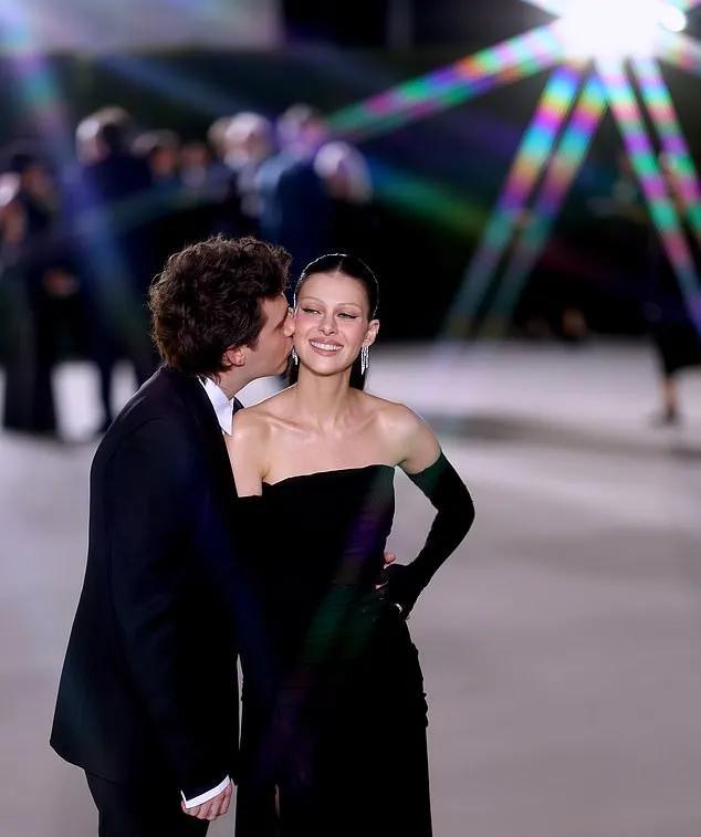 一天,布鲁克林·贝克汉姆和妻子nicola出席美国电影博物馆庆典,两人都