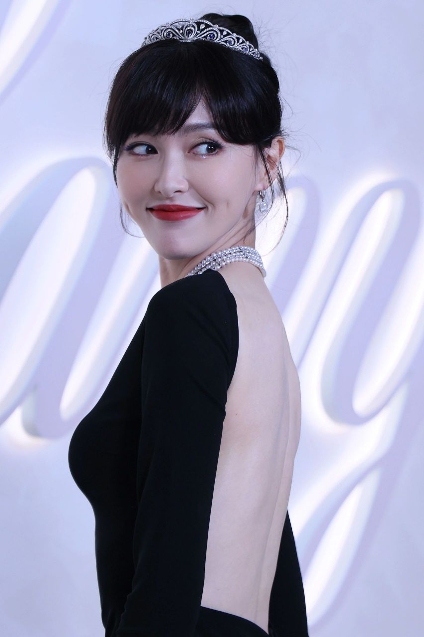 唐嫣黑色露背长裙搭配皇冠赫本公主风十足 唐嫣出席活动身穿一袭黑色