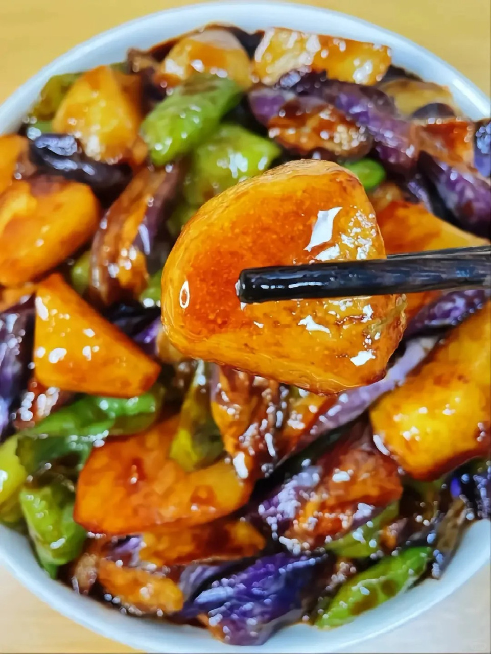 今日分享超下饭的地三鲜做法~🌟  🥔🍆食材: 茄子1个,土豆1个