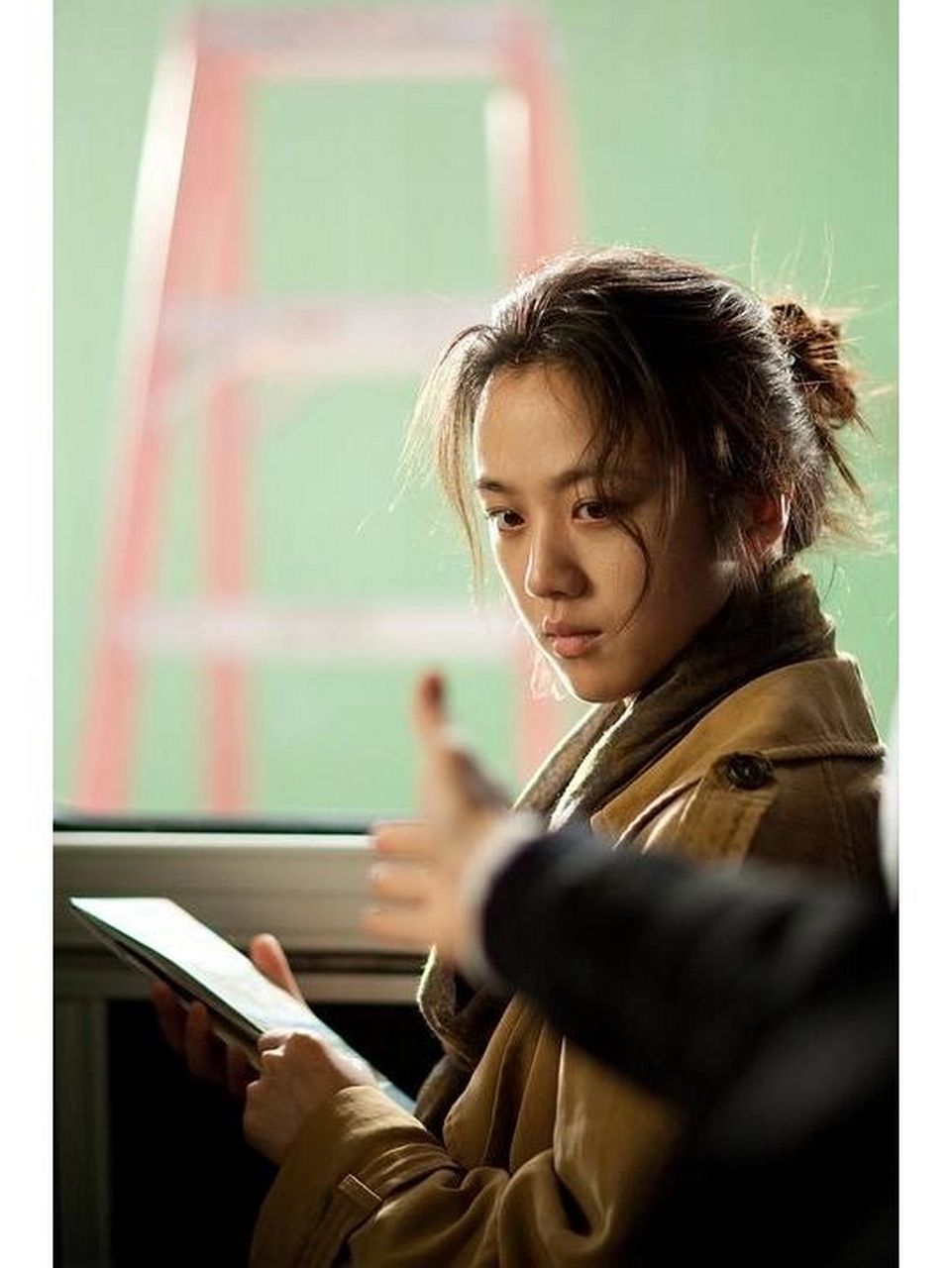 《晚秋》汤唯造型赏析:简约中的高级感  看完《晚秋》,我被汤唯饰演的