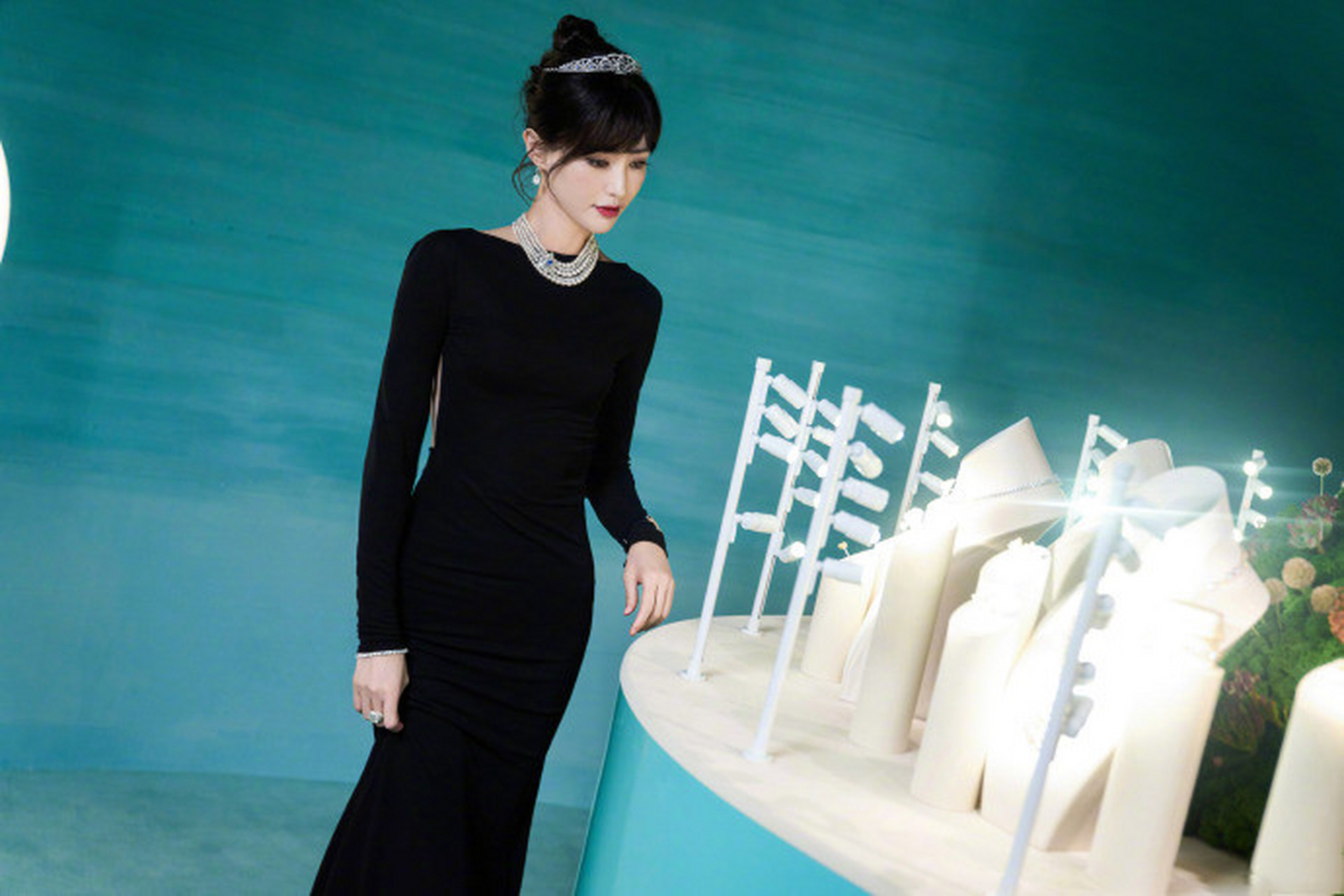 黑色一字肩露背长裙,优雅性感又迷人.