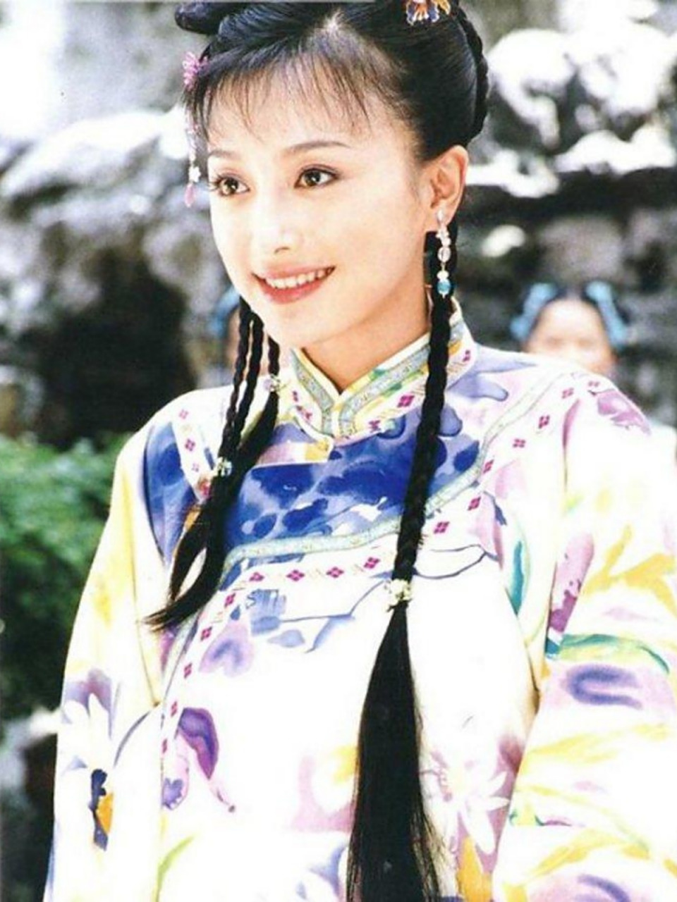 当年的秦岚在《还珠格格3》中饰演知画,其美貌和演技均受到称赞,尤其