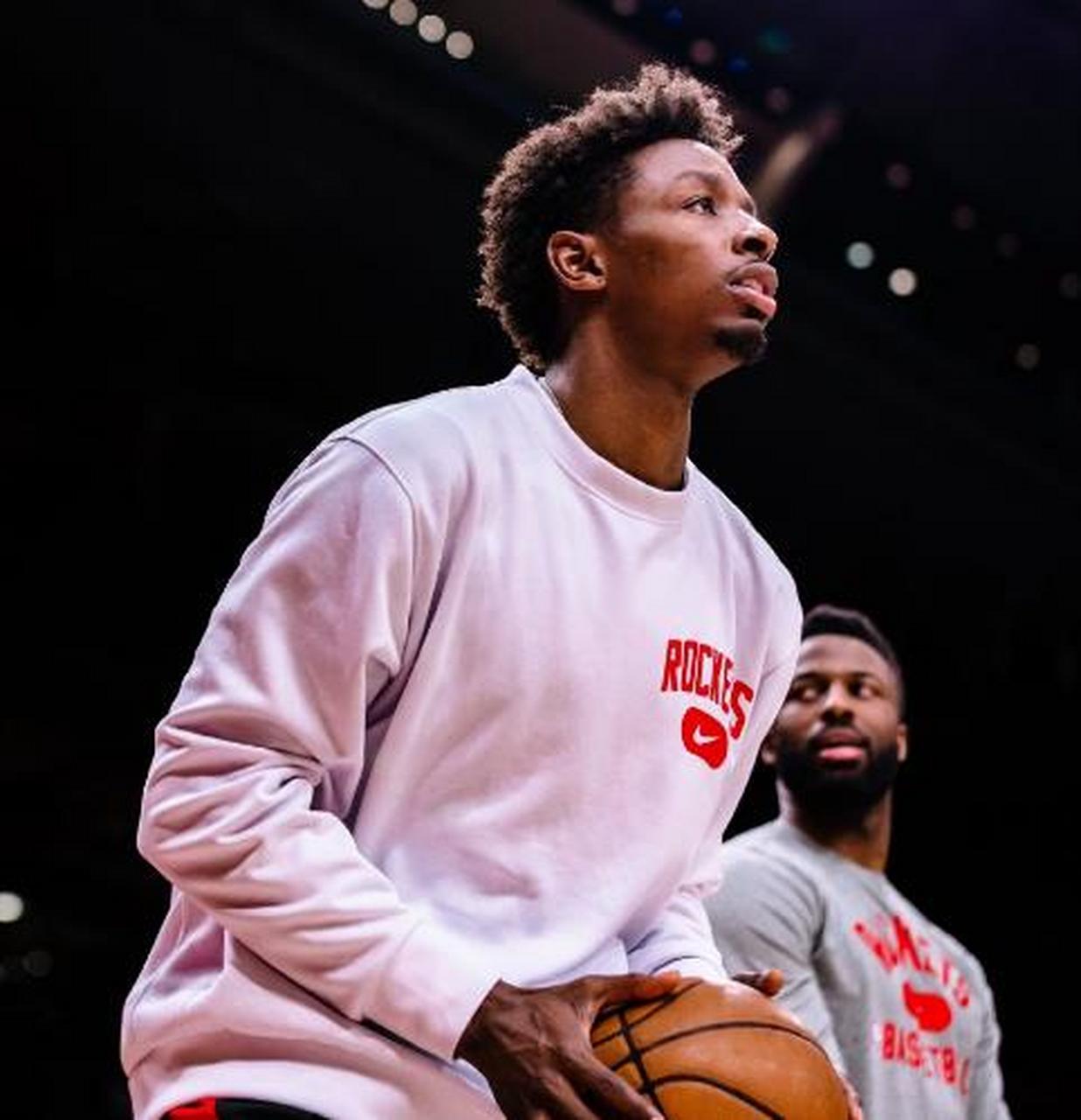 本来早已掉出火箭队轮换阵容的小前锋杰肖恩泰特,由于申京和惠特摩尔