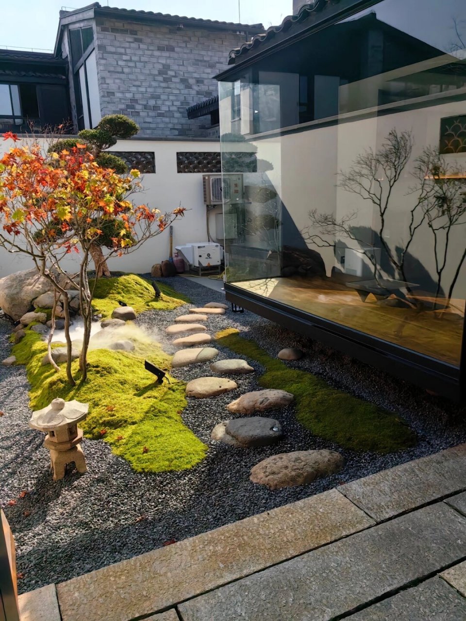 它传承了传统的日式庭园风格,那种以种植为核心,营造出的氛围,简直