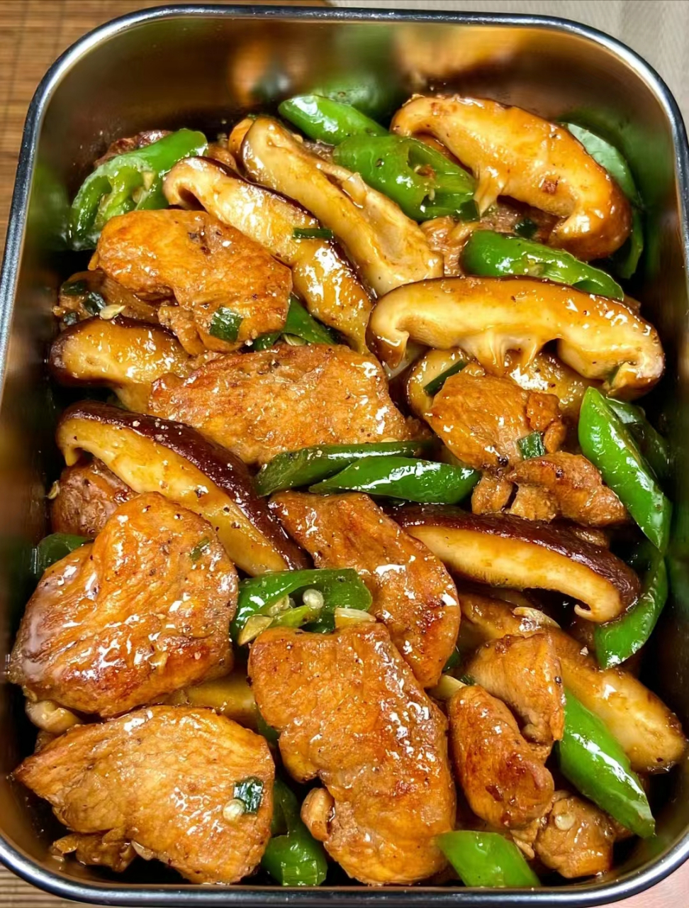 鲜香味美的香菇炒鸡胸肉,简单易做91  97食材: 鸡胸肉 1 块,香菇