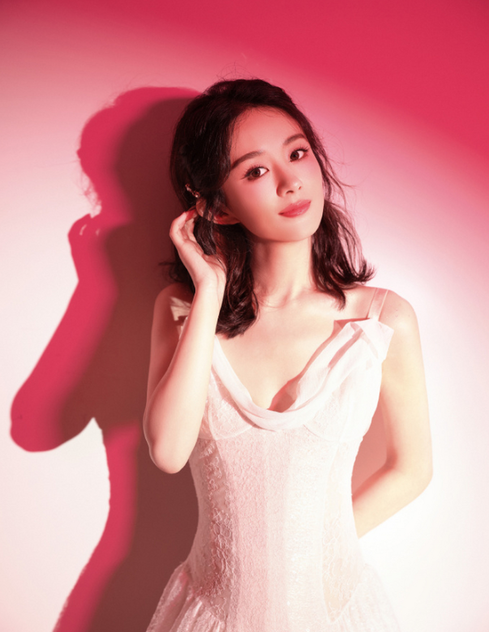 一身白裙的#赵丽颖#  很优雅 很纯净 很治愈的感觉