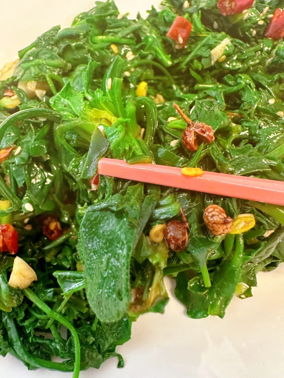 98今日菜谱:【凉拌荠菜】  所需食材:荠菜,蒜末,辣椒,生抽,蚝油