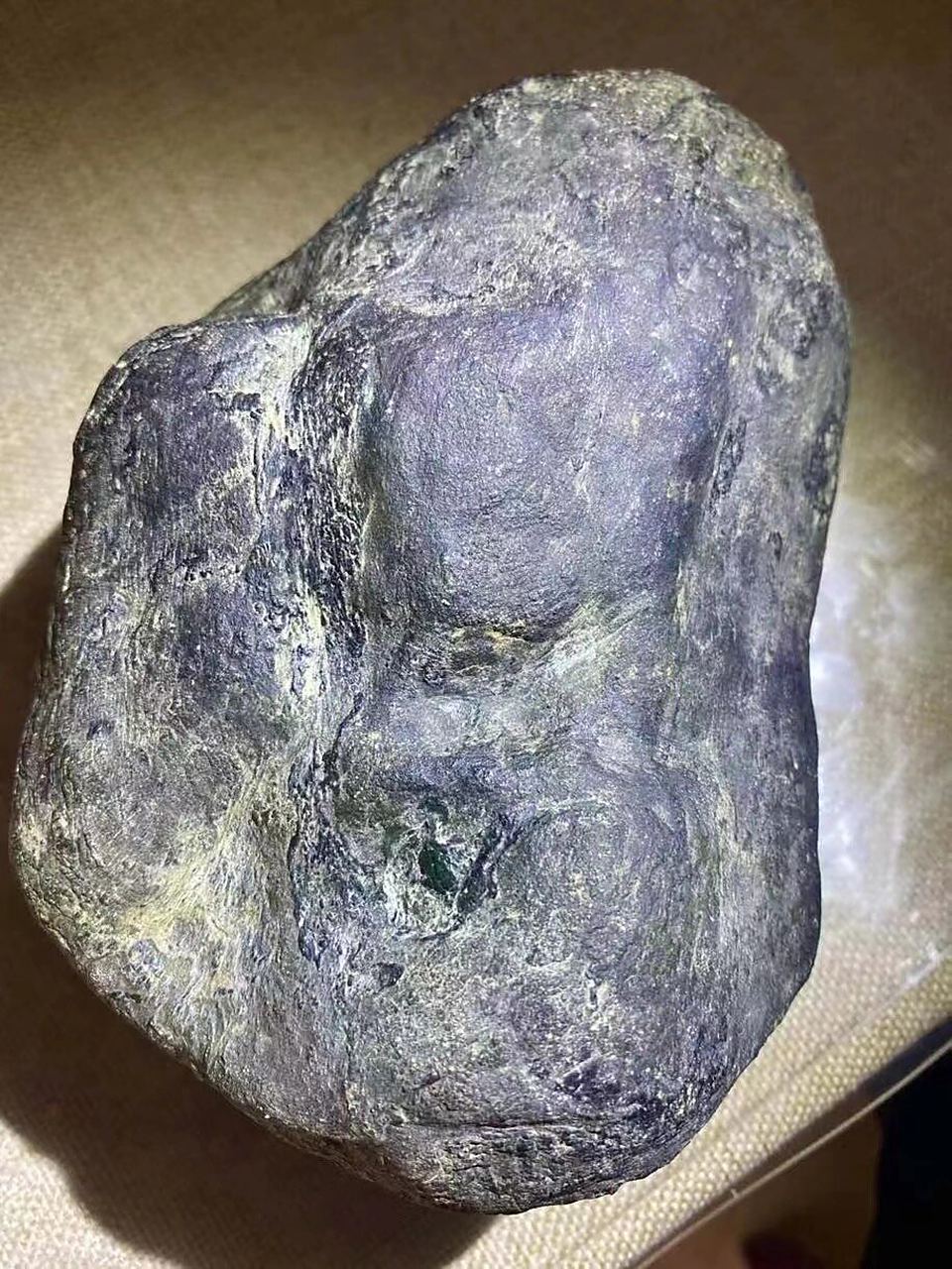 点击头像看直播# #翡翠原石#木那翡翠原石皮壳的特点是颜色丰富,瓶乔