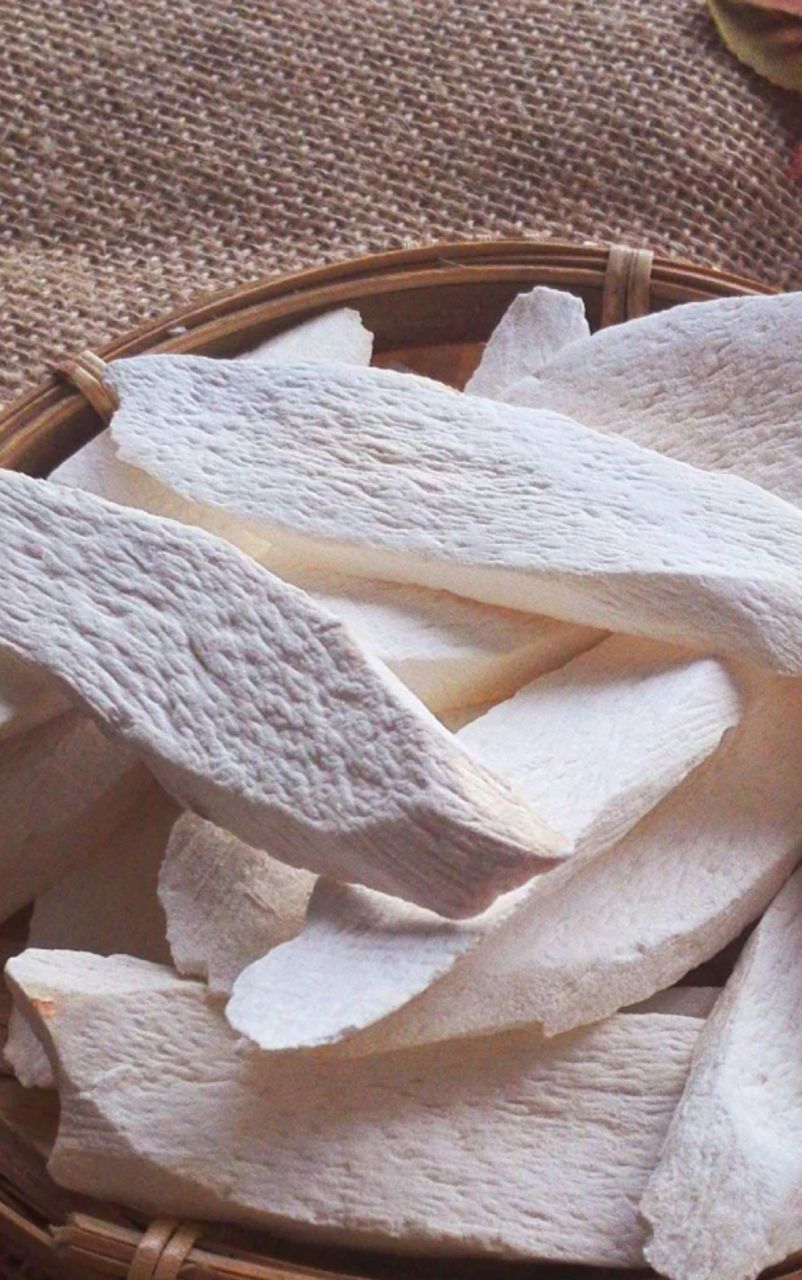 淮山药图片  淮山药是一种薯蓣科薯蓣属的多年生缠绕草本植物,其地下