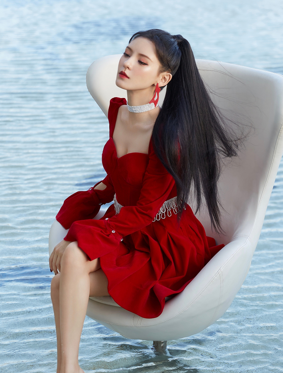 张予曦的红裙加上高马尾,再加上这霸气外漏的状态,这组照片很绝!